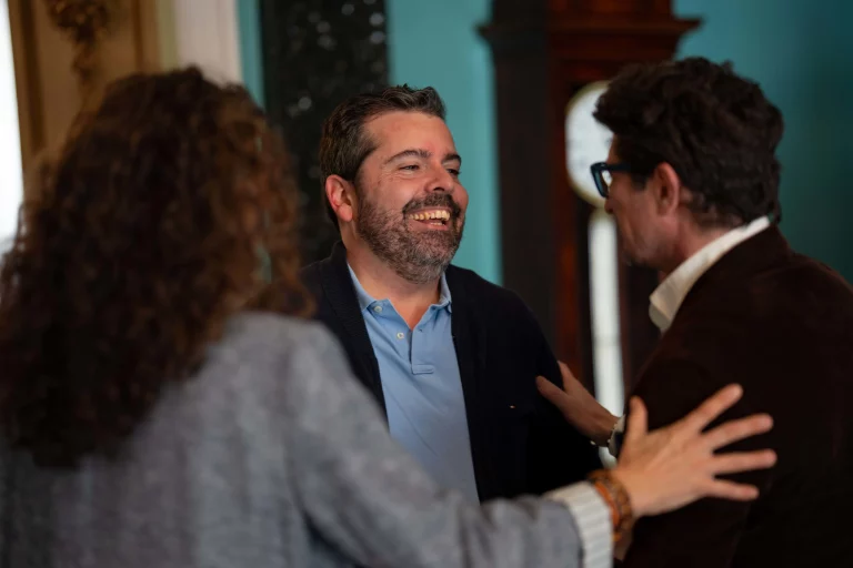 Saludos entre los asistentes al acto de entrega del segundo premio FaSA20.