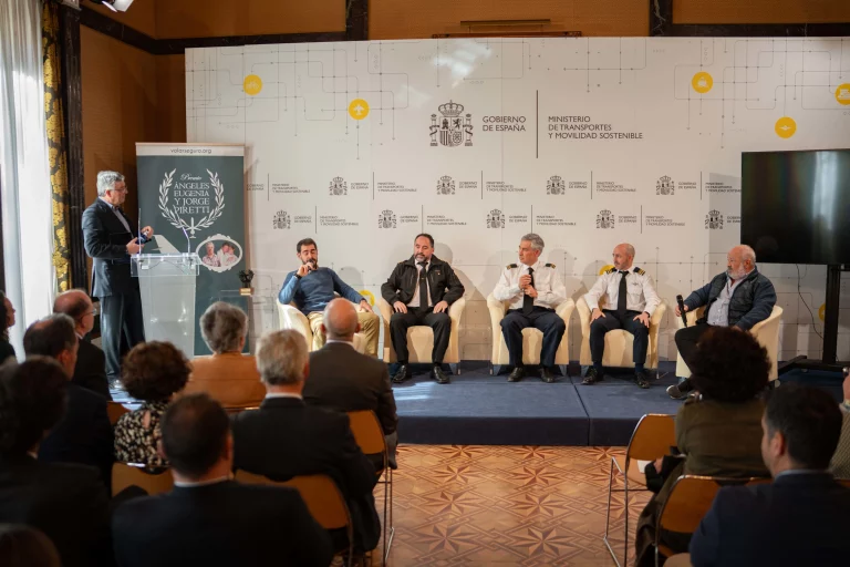 Coloquio del Patrono Eduardo Gabilán con la Tripulación Helimer 203 en la entrega del segundo premio FaSA20.