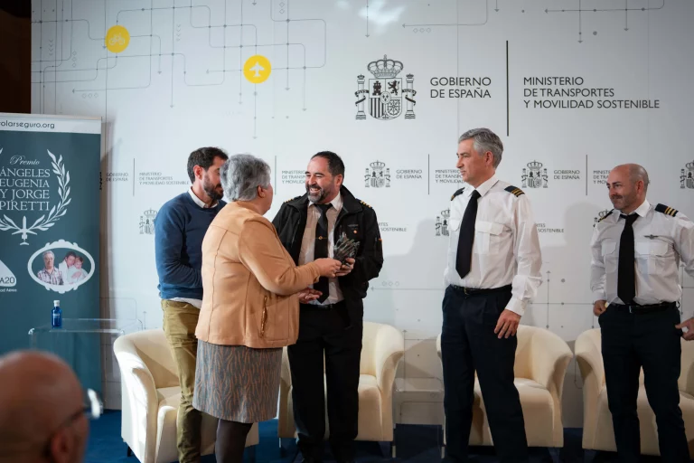 La Presidenta entrega a la Tripulación Helimer 203 el segundo premio FaSA20.