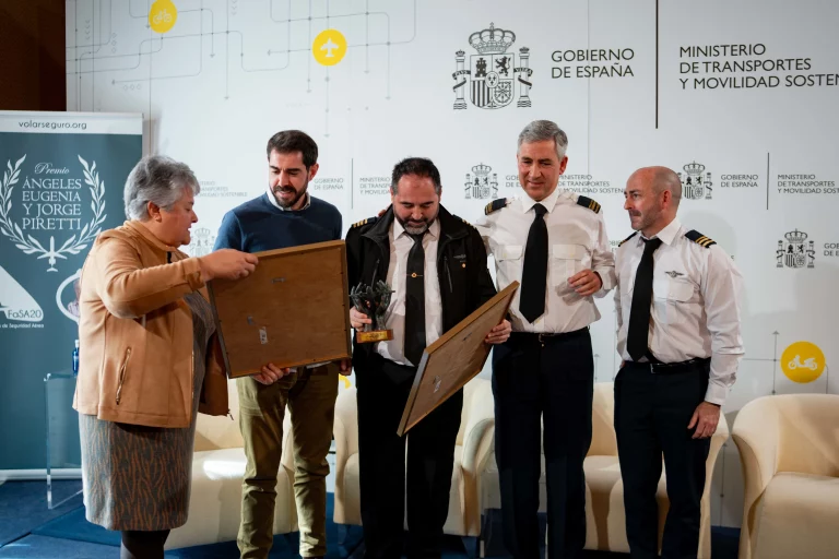 Entrega de diplomas por parte de la presidenta a la tripulación Helimer 203 en el acto del segundo premio FaSA20.