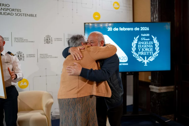 La Presidenta abraza al superviviente de la DANA al finalizar el acto de entrega del segundo premio FaSA20.