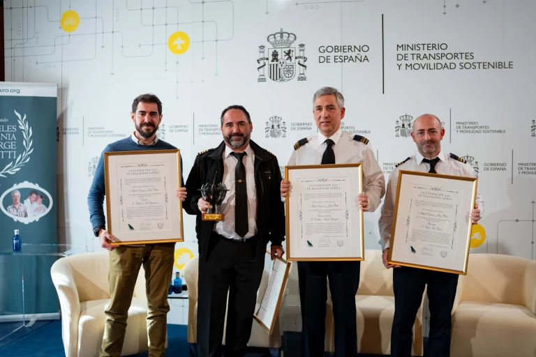 Tripulación Helimer 203 posando con diplomas y el galardón del segundo premio FaSA20.