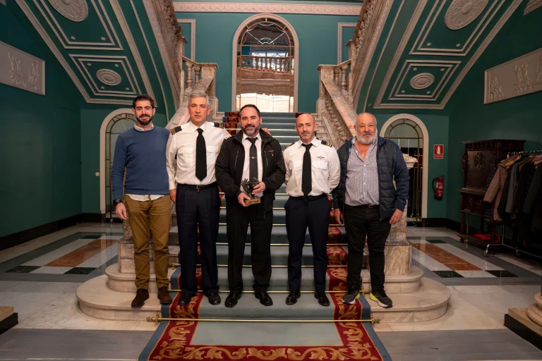 Posado de los galardonados y ponente del acto de entrega del segundo premio FaSA20.