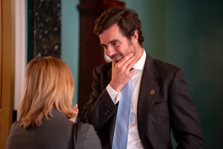 Invitados conversan tras finalizar el acto de entrega del segundo premio FaSA20.
