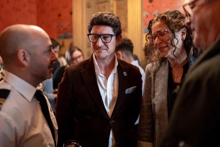 Raúl Ares hablando con invitados en el acto de entrega del segundo premio de FaSA20.