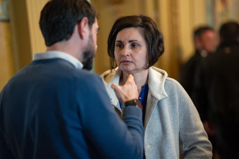 Asistentes conversan tras finalizar el acto de entrega del segundo premio FaSA20.