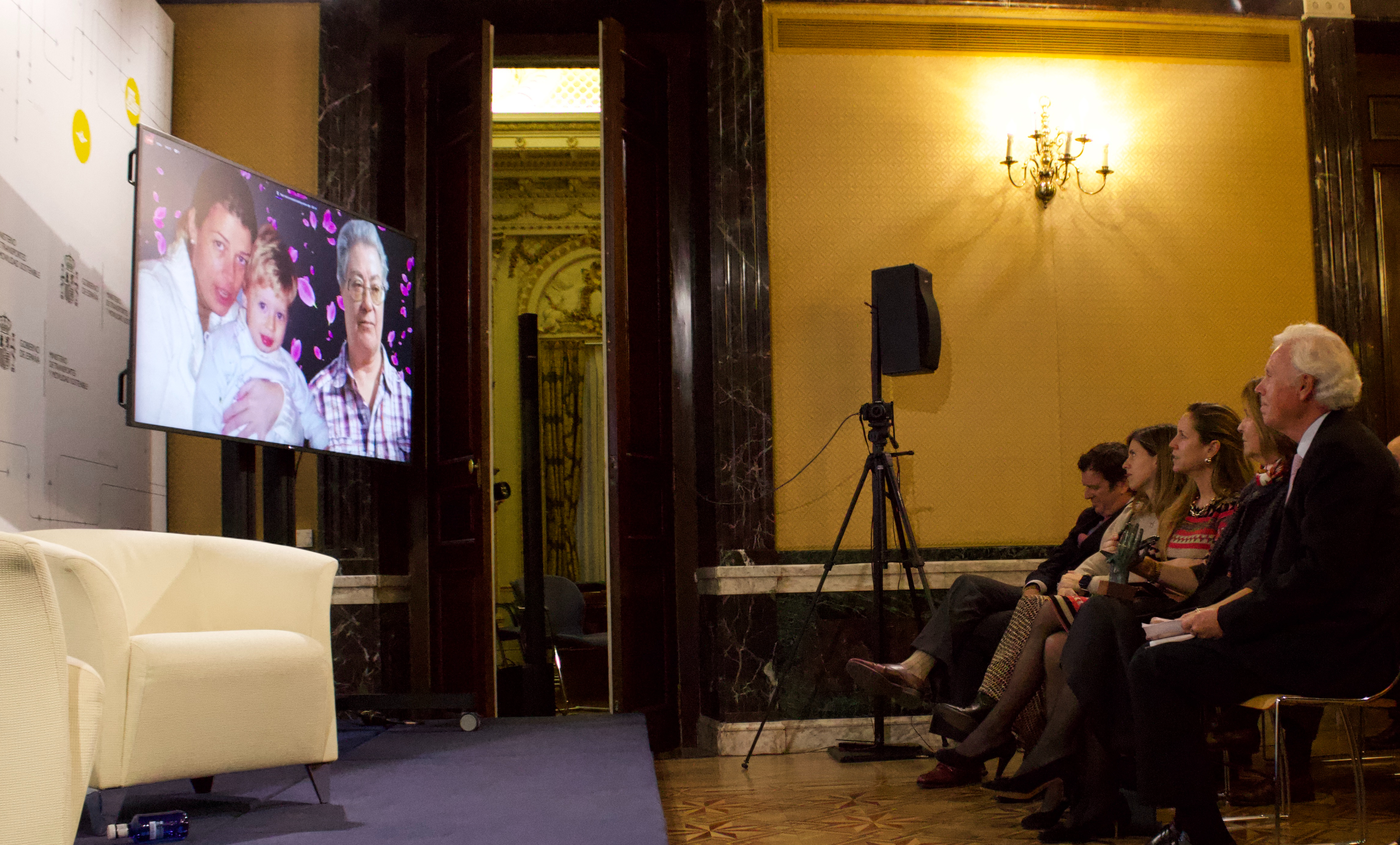 Momento del visionado del vídeo de Ángeles